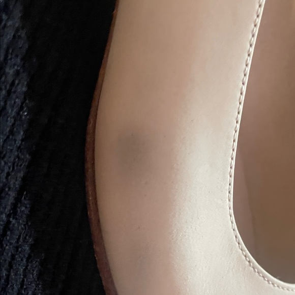 Salvatore Ferragamo Cream Flats with Gold Accents 6.5 B - Picture 6 of 6